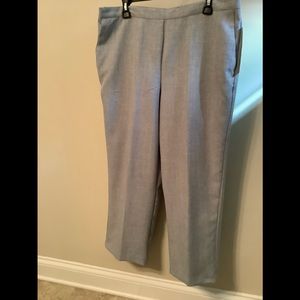 Alfred Dunner dress slacks in a nice shade of grey 2 front pockets slanted.
